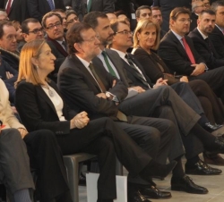 El Príncipe  en el acto inaugural de la estación de Girona, en primera fila de asisentos junto a los presidentes del Gobierno y de la Generalitat de C
